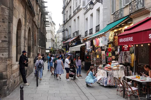 Paris 'in Saint-Michel bölgesinde bir turist caddesi.