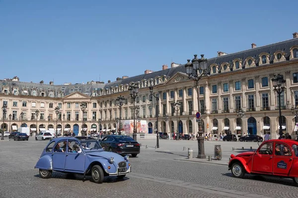 Place Vendome, Paris 'te antika arabalar