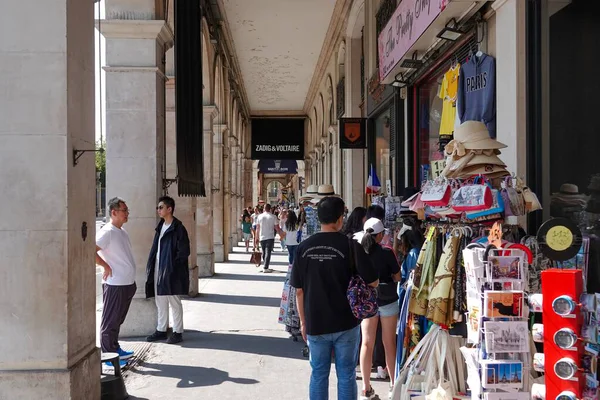 Paris 'teki Rue de Rivoli caddelerinde turistler geziniyor.