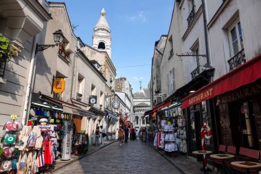Sacr Coeur yakınlarındaki Montmartre bölgesinde küçük sevimli bir cadde.