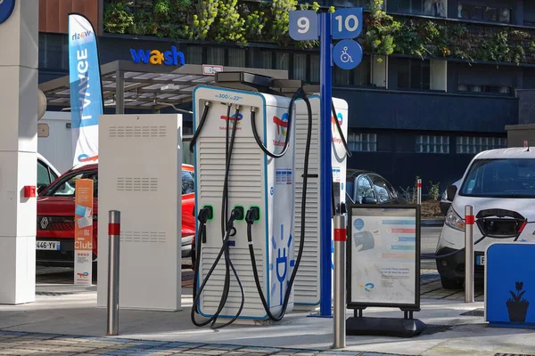 Bir TotalEnergy istasyonunda elektrikli araç şarj istasyonları