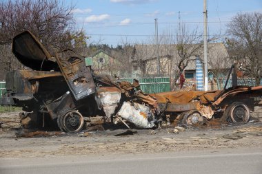 Ukrayna 'daki savaş. Kömürleşmiş ve yıpranmış bir kargo kamyonu kırsal bir yol kenarında yatıyor..