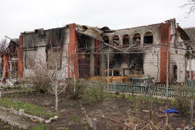 Benimki vuruldu. Yıkılmış ev. Yanmış araba. Avrupa 'da savaş. Askeri saldırı..