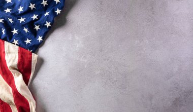 Gaziler Günü konseptin kutlu olsun. Amerikan bayrakları gri taş arka planda. 11 Kasım.