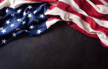 Gaziler Günü konseptin kutlu olsun. Amerikan bayrakları koyu taşlı arka planda. 11 Kasım.