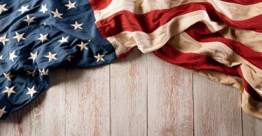 Gaziler Günü konseptin kutlu olsun. Vintasge ahşap arka plana karşı Amerikan bayrakları. 11 Kasım.