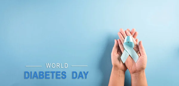 Światowy Dzień Cukrzycy Ręka Trzymająca Niebieską Wstążkę Symboliczny Kolor Łuku — Zdjęcie stockowe
