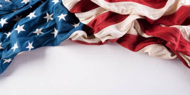 Gaziler Günü konseptin kutlu olsun. Beyaz ahşap arka plana karşı Amerikan bayrakları. 11 Kasım. Gün