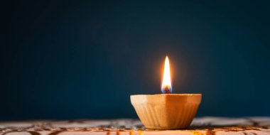 Mutlu Diwali - Dipavali sırasında Clay Diya lambaları yandı, Hindu Işık Festivali