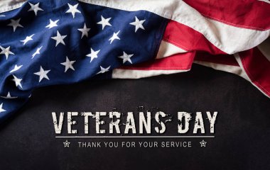 Gaziler Günü konseptin kutlu olsun. Amerikan bayrakları koyu taşlı arka planda. 11 Kasım.