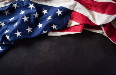 Gaziler Günü konseptin kutlu olsun. Amerikan bayrakları koyu taşlı arka planda. 11 Kasım.