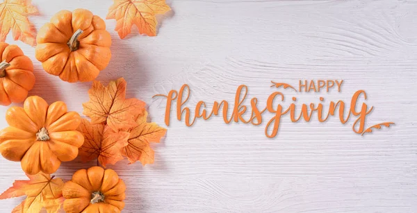 感恩节背景装饰的干叶和南瓜木制背景 平躺在地上 顶部看与感恩节的文字 — 图库照片