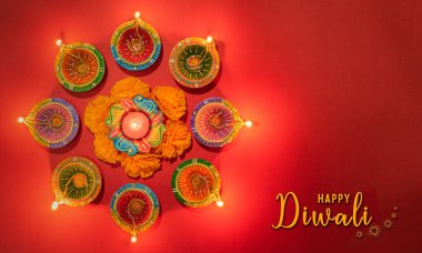 Mutlu Diwaliler - Dipavali sırasında Clay Diya lambaları yandı, Hindu ışık festivali kutlaması. Pembe arka planda renkli geleneksel gaz lambası diya