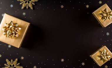 Siyah arkaplanda altın noel kutuları ve metin için fotokopi alanı. Kara Cuma Satışı, Banner, poster kompozisyonu.