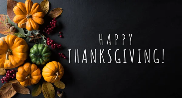 Thanksgiving Background Decoration Dry Leaves Pumpkin Blackboard Background Flat Lay —  Fotos de Stock