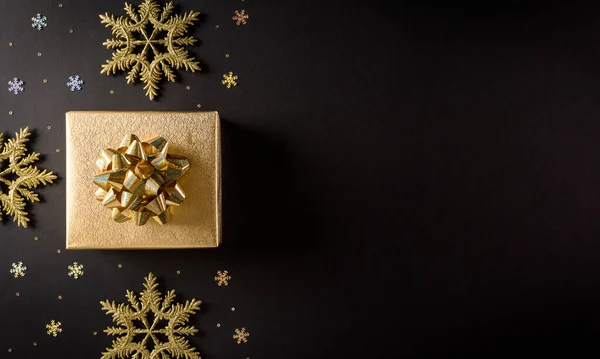 Vista Superior Cajas Navidad Doradas Copo Nieve Sobre Fondo Negro —  Fotos de Stock