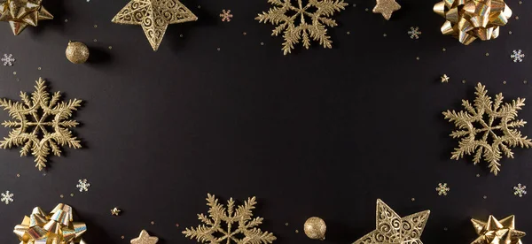 Horní Pohled Zlatou Sněhovou Vločku Hvězdy Vánoční Míč Černém Pozadí — Stock fotografie