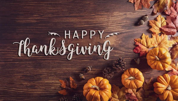 Eski ahşap arka planda kuru yapraklar ve balkabağı ile Şükran Günü dekorasyonu. Sonbahar, sonbahar, sonbahar, Şükran Günü konsepti.