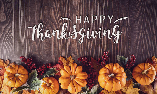 Украшения на фоне Дня благодарения из сухих листьев и тыквы на старом деревянном фоне. Плоская кладка, вид сверху на Авто, осень, концепция.