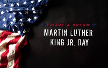 Mutlu Martin Luther King Günü konsepti. Amerikan bayrağı siyah ahşap arka planda
