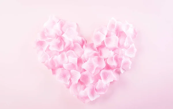 Aşk Sevgililer Günü Konsepti Pastel Arka Planda Gül Yapraklarından Yapılmış — Stok fotoğraf
