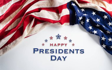 Beyaz arka planda Amerika Birleşik Devletleri bayrağı bulunan Başkanlık Günü konseptiniz kutlu olsun..