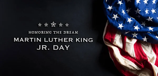 马丁路德国王纪念日的概念 黑色木制背景下的美国国旗 — 图库照片