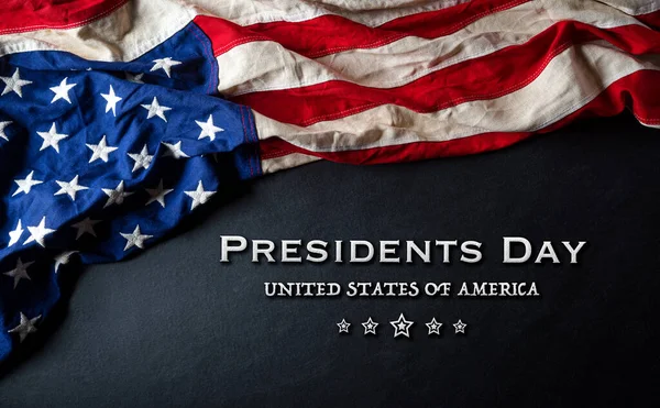 美国总统快乐日 的概念 在黑色木制背景上挂着美国国旗 — 图库照片