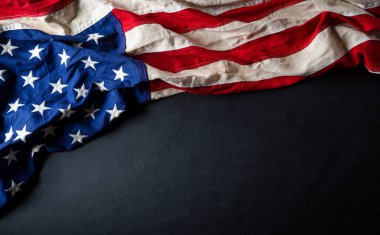 Amerika Birleşik Devletleri bayrağının siyah tahta arka planda olduğu Başkanlık Günü konseptiniz kutlu olsun..