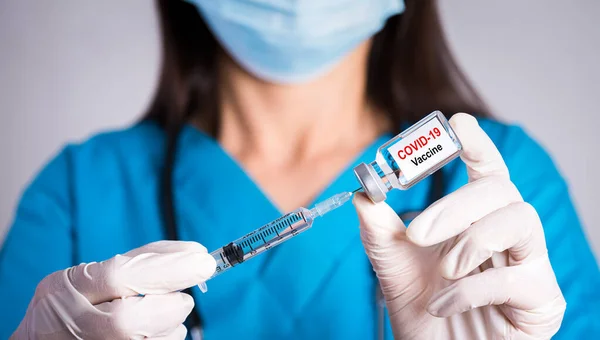 Kvinnlig Läkare Med Stetoskop Axeln Med Spruta Och Coronavirus Vaccin — Stockfoto