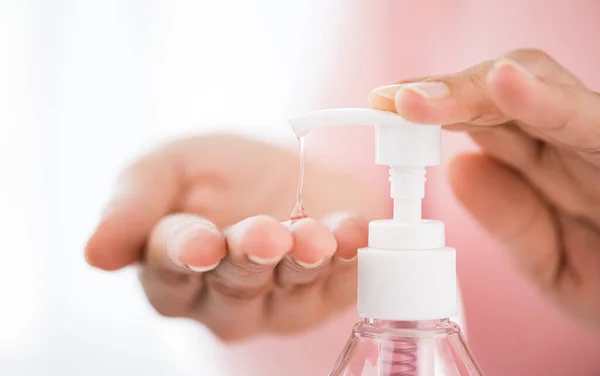 Concentrazione Morbida Mani Utilizzando Distributore Gel Disinfettante Prevenzione Della Malattia — Foto Stock