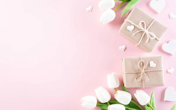 Concepto Del Día Mujer Feliz Hermosos Tulipanes Caja Regalo Con — Foto de Stock