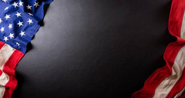 Amerika Birleşik Devletleri bayrağının siyah tahta arka planda olduğu Başkanlık Günü konseptiniz kutlu olsun..