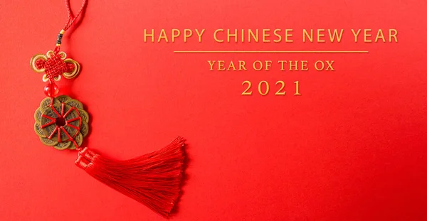 赤の背景に中国の新年の装飾のための中国の幸運シンボル 幸運を意味する記事の中国語の文字 — ストック写真