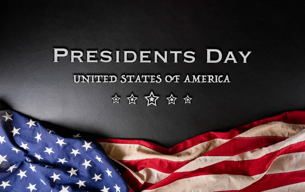 美国总统快乐日 的概念 在黑色木制背景上挂着美国国旗 — 图库照片