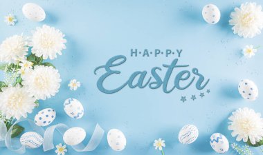 Mutlu Paskalyalar! Pastel mavi arka planda çiçekli Paskalya yumurtaları. Paskalya Günü için hediyeler ve selamlar zamanı kutluyor. Düz yatış, üst görünüm.