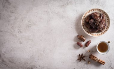 Ramazan yemeği ve içecek konsepti. Ramazan çayı ve koyu arkaplanda meyveler.