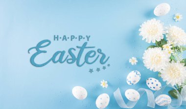 Mutlu Paskalyalar! Pastel mavi arka planda çiçekli Paskalya yumurtaları. Paskalya Günü için hediyeler ve selamlar zamanı kutluyor. Düz yatış, üst görünüm.