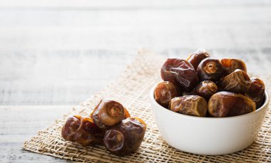 Koyu ahşap arka plandaki meyvelerle çıkıyor. Müslüman basit iftar konsepti. Ramazan yemeği ve içecekleri.