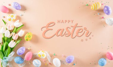 Mutlu Paskalyalar! Renkli paskalya yumurtaları ve pastel arka planda çiçekler. Paskalya Günü için hediyeler ve selamlar zamanı kutluyor. Düz yatış, üst görünüm.