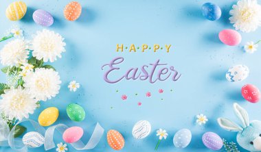 Mutlu Paskalyalar! Pastel mavi arka planda çiçekli bir sürü Paskalya yumurtası. Paskalya Günü için hediyeler ve selamlar zamanı kutluyor. Düz yatış, üst görünüm.