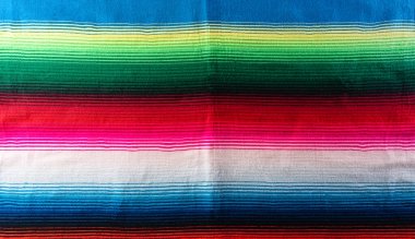 Meksika battaniye şeritlerinden ya da panço serape arka planından yapılmış Cinco de mayonez arkaplan dekorasyonu.