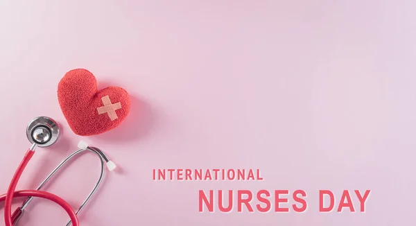 Visão Superior Estetoscópio Médico Coração Vermelho Fundo Pastel Dia Enfermeira — Fotografia de Stock