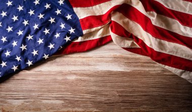 Eski ahşap arka planda Amerikan bayrağından yapılan mutlu anma günü konsepti.