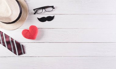 Bıyıklı, kırmızı kalpli ve beyaz ahşap şapkalı renkli kravatlı Babalar Günü süslemen kutlu olsun..