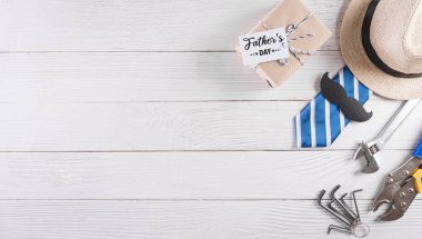 Bıyıklı, el aletli, gözlüklü, hediye kutulu ve beyaz ahşap şapkalı güzel kravatlı Babalar Günü dekorasyonun kutlu olsun..