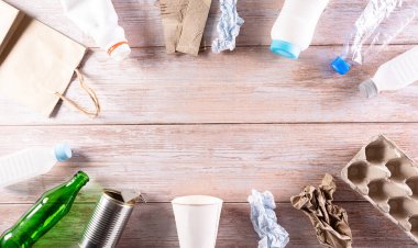 Dünya Çevre Günü, yeşile dönün, plastik, kağıt bardak, cam şişe, kullanılmış kağıt ve geri dönüşümlü sofra takımı da dahil olmak üzere geri dönüşüm ve çevre konsepti. Sıfır atık için bir işaret ve sembol, çevre dostu.