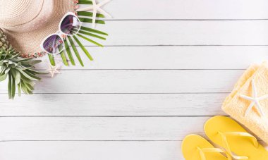 Yaz tatili, seyahat ve tatil konsepti. Güneş gözlüğü, denizyıldızı, plaj şapkası, deniz kabuğu ve tıbbi maske beyaz ahşap arka planda covid-19 'u korumak için..