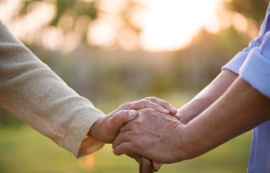 Aşk, Arkadaşlık ve Sevgililer Günü konsepti. Mutlu bir son sınıf çifti el ele tutuşuyor, aşk sembolü, mutlu evlilik, kıdemli sağlık ve ilişki..