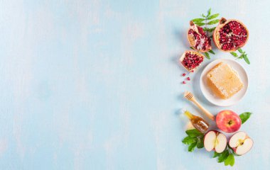 Rosh hashanah (Yahudi Yeni Yıl Tatili), mavi pastel ahşap arka planda geleneksel veya dini semboller kavramı.